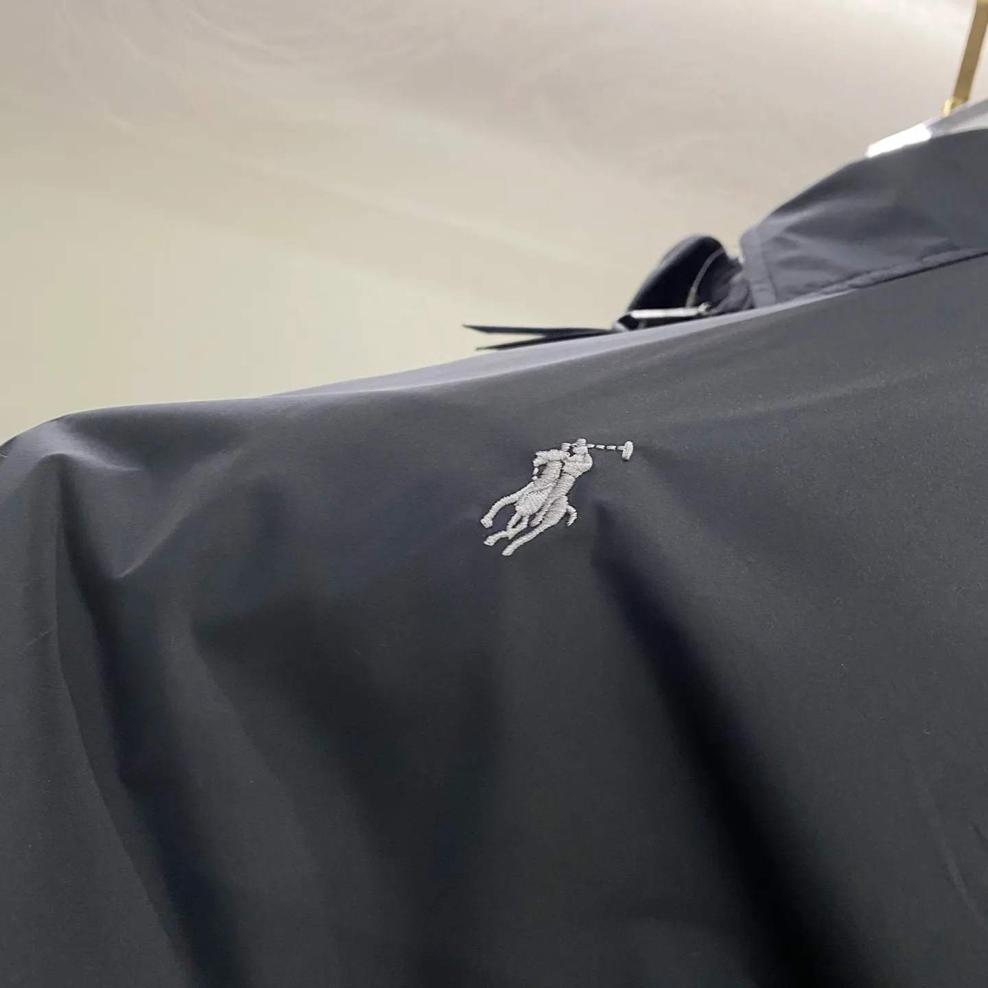 P370 Ralph Lauren classic solid color LOGO embroidered jacket. Original customer-supplied high-quality fabric. Ingredients: 100% T. Added three-proof technology. Windproof, waterproof and anti-fouling. The fabric is added with glue technology. The fabric surface is smooth, crisp and stylish. This style of clothing seems simple and unremarkable, but the workmanship is complex. There are many details. The small lanyard design of the inner pocket also achieves the same details as the original version. The hem and cuff threads are imported high-density high-speed threading machine. The overall tightness and style The pony embroidery on the chest is embroidered with an imported Behringer embroidery machine. The smaller the pattern, the smaller the pattern. It seems simple but is actually complicated! The ropes of the pony, the sticks and the contours of the horse all like the configuration of the embroidery machine. They are simple but not simple. They are made by foreign trade factories. The pockets are opened using a professional template machine. Small details such as threads are manually marked to ensure delivery quality that is unmatched by small workshops. Full clothing accessories and hardware, molded LOGO zipper pullers and horn buckle side LOGOs all require extremely high molds to achieve the effect. The leather head of the zipper puller is made of imported cowhide, which is soft and durable. Color: black (gray embroidery, black slider), dark blue (khaki embroidery, khaki slider)